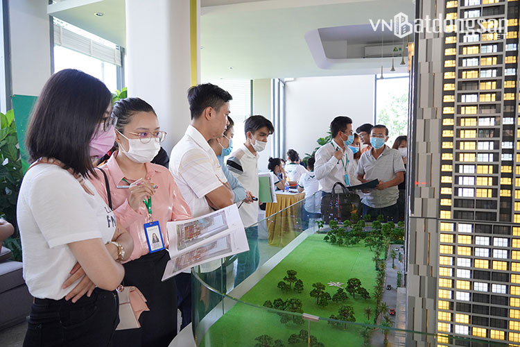 Các chuyên viên kinh doanh tư vấn cho khách hàng những thông tin chi tiết về dự án