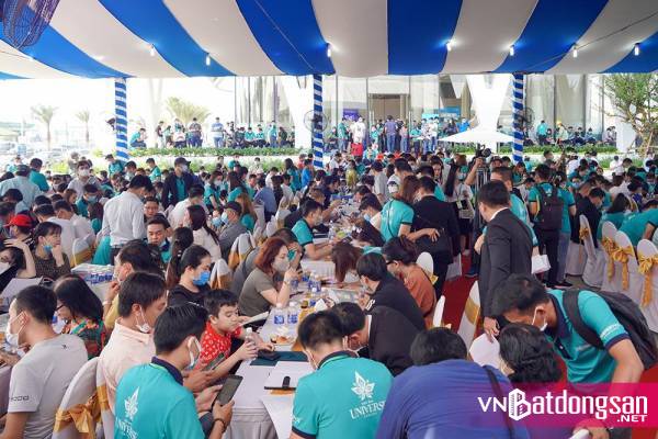 Hơn 1.000 khách hàng tham gia sự kiện khai trương Phòng Kinh doanh và căn hộ mẫu Bien Hoa Universe Complex